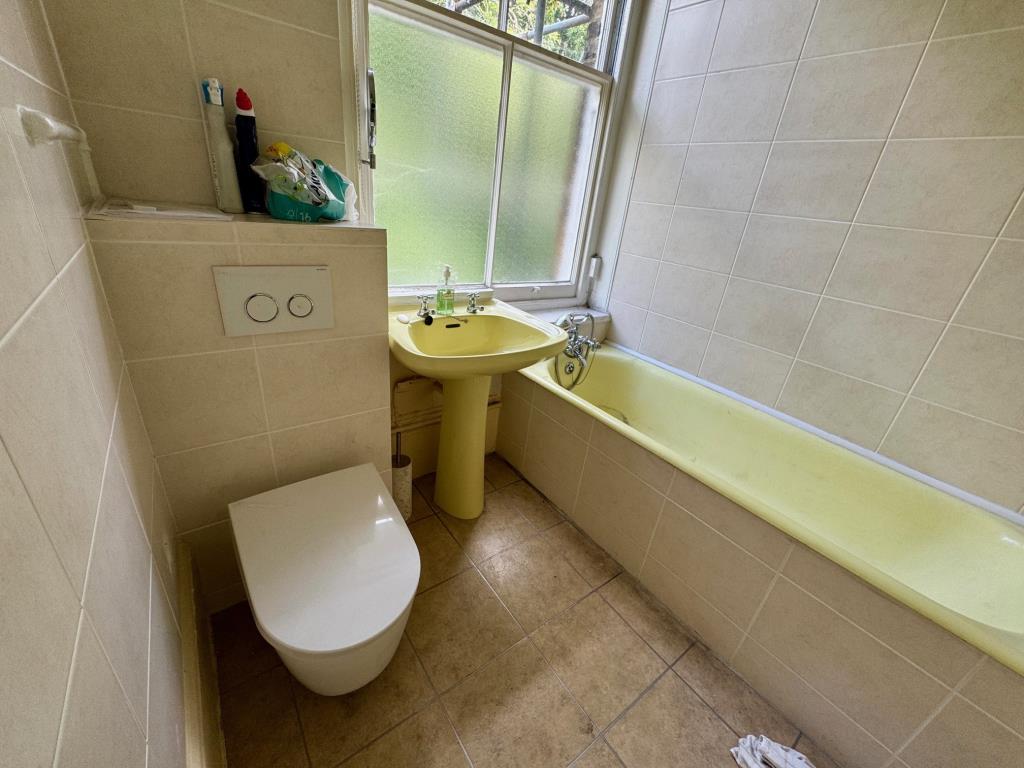 Lot: 53 - THREE-BEDROOM APARTMENT IN PERIOD BUILDING - Bathroom